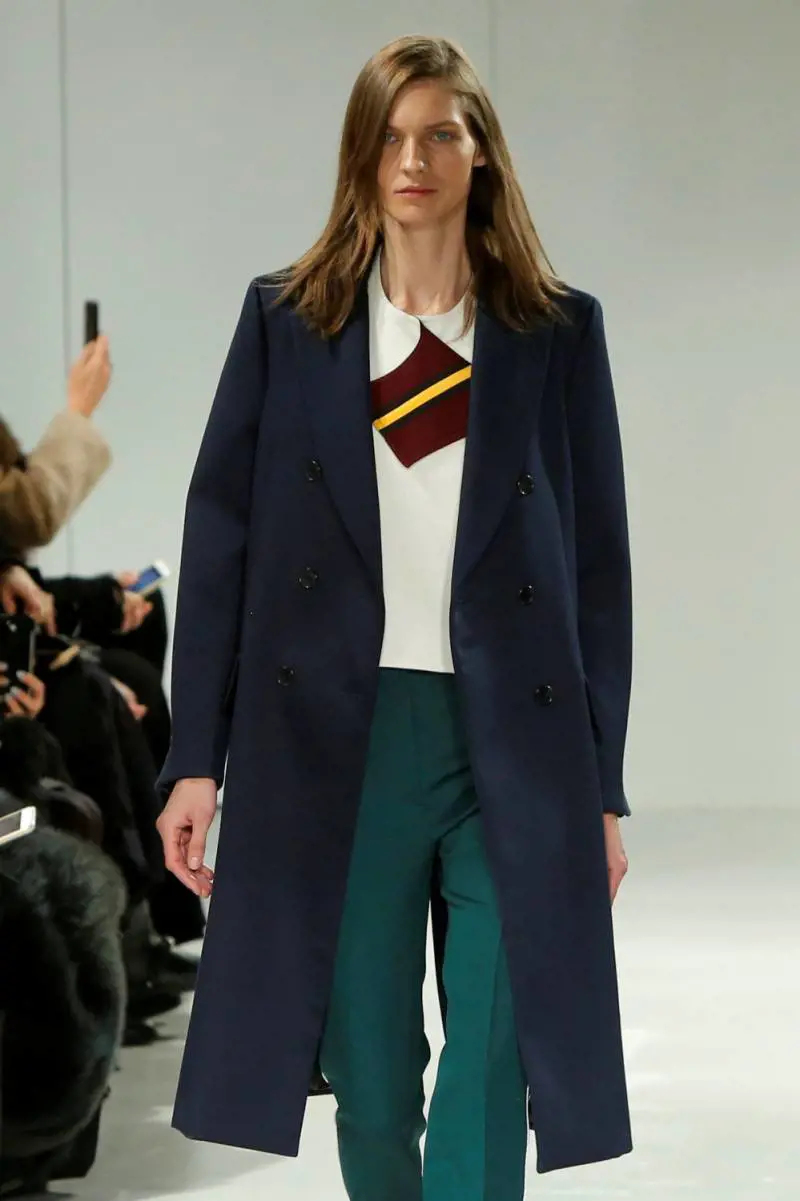 Per Calvin Klein la bellezza è da proteggere. Pure col vinile trasparente