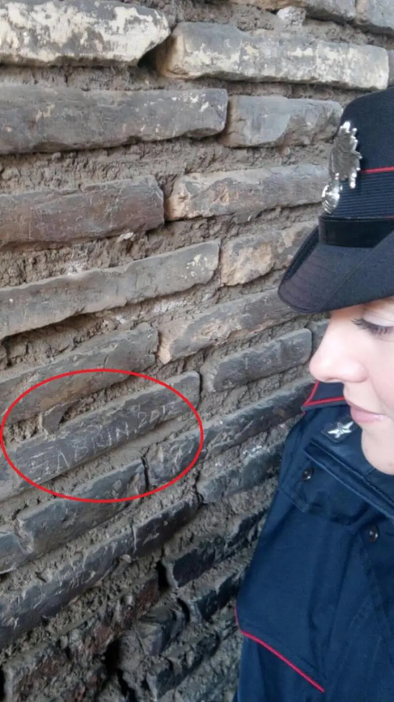 Roma, incide il nome sul Colosseo: denunciata turista francese