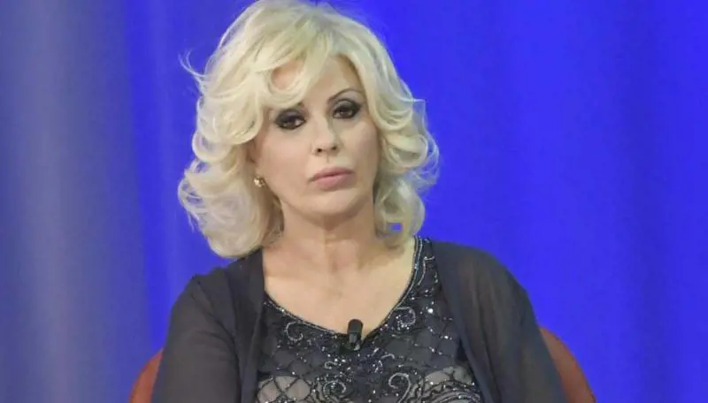"Togliti l'ovatta tra le gambe". Lite in diretta a Uomini e Donne