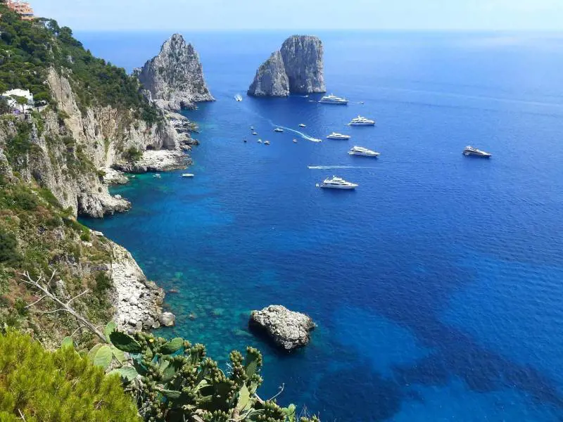 Pure Anacapri  accoglie i profughi Tre strutture con vista  Faraglioni