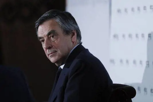 Francia, nuove accuse per falso e truffa aggravata per Fillon