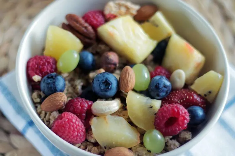 Alimentazione: ecco i cibi sani da mangiare con moderazione