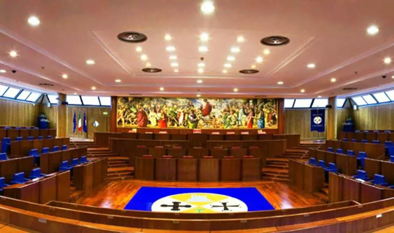 Se i consiglieri calabresi si aumentano i vitalizi