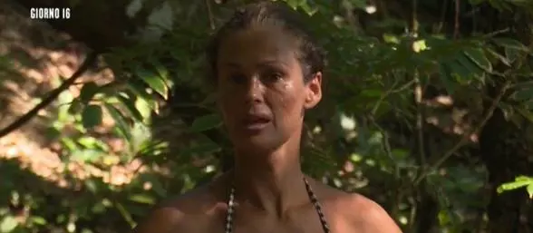 Isola dei Famosi, Samantha De Grenet attaccata dai mosquitos: "Qua mi ricoverano"