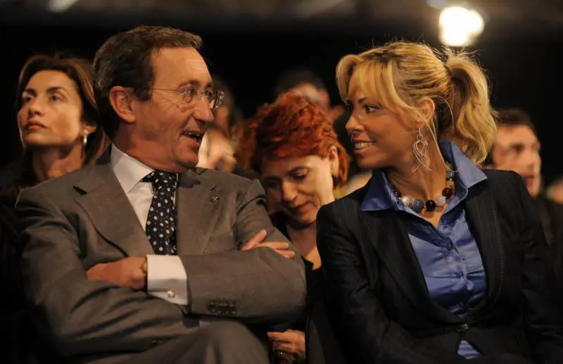 "Soldi in cambio di leggi". Fini ora teme le manette
