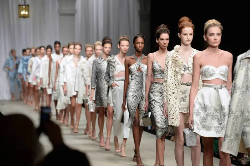 La finanza sale in passerella e celebra le nozze del lusso