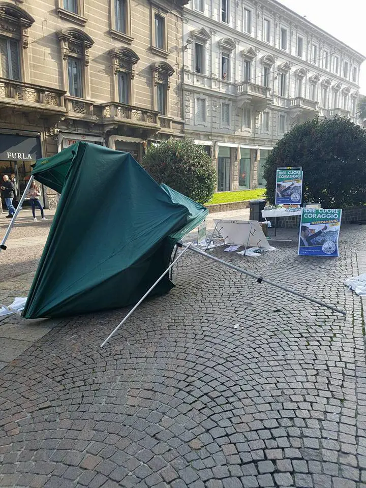 Monza, centri sociali assaltano gazebo della Lega Nord