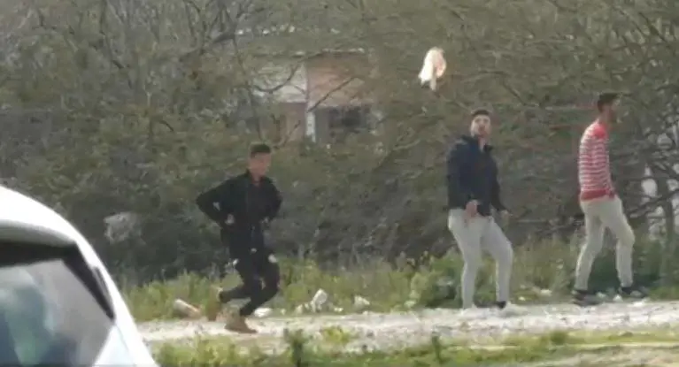 Palermo, i rom deridono gli agenti cantando le canzoni di Bello Figo
