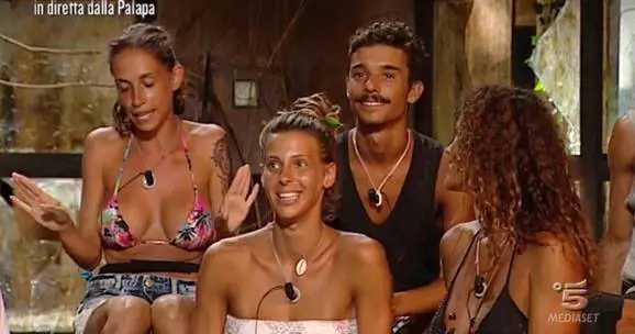 Isola dei Famosi, spunta il triangolo amoroso. E Malena dà il due di picche a Moreno