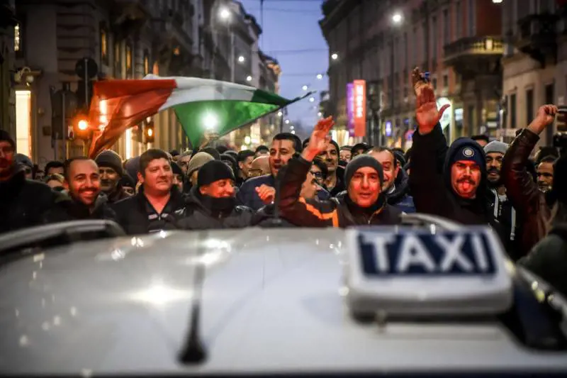 Raggiunto l'accordo tra tassisti e governo: "Decreto entro 30 giorni"