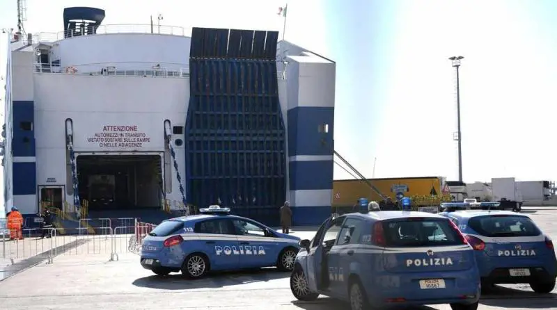 Immigrati devastano traghetto. Furti e molestie ai passeggeri