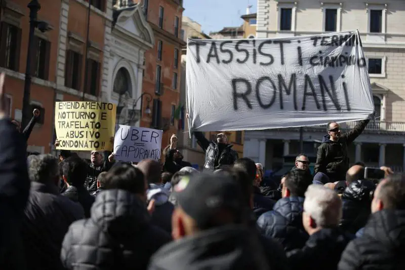 Taxi, cento  identificati per gli scontri in piazza E il fronte si spacca