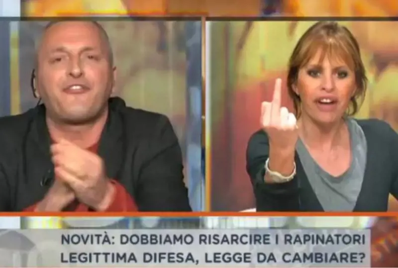 Il blogger grillino alla Mussolini "Se sparo a suo marito?"