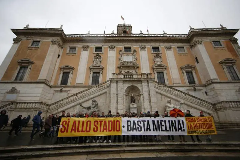 Stadio, autogol della Raggi: meno torri ma più affari