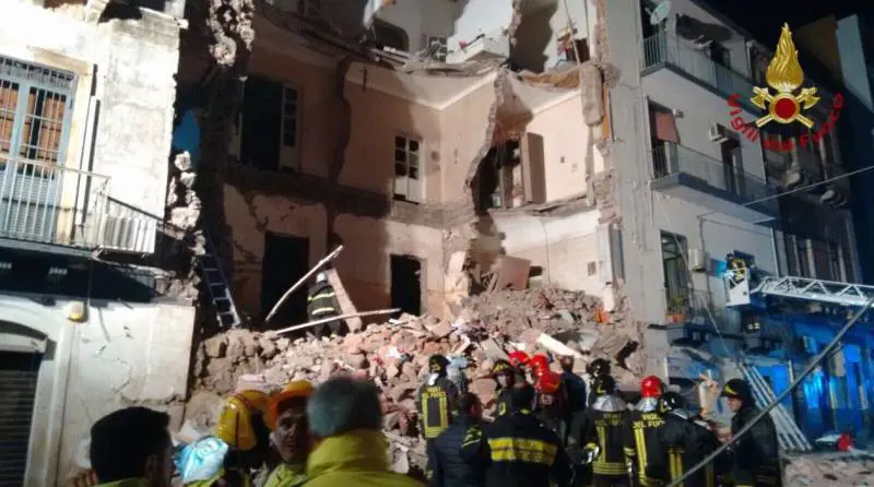 Catania, crolla una palazzina. "Una vittima, grave una bimba"