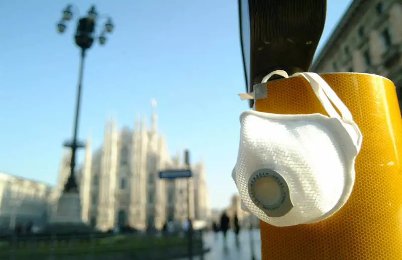 Il bluff del Comune sullo smog. Ferma le auto ma taglia i mezzi