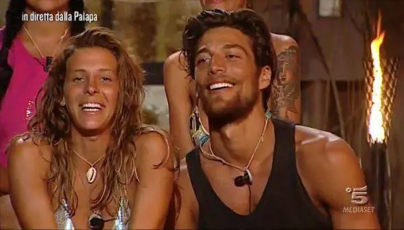 "Giulia Calcaterra avvinghiata con il tronista Fabio. Come la prenderà il suo fidanzato?"