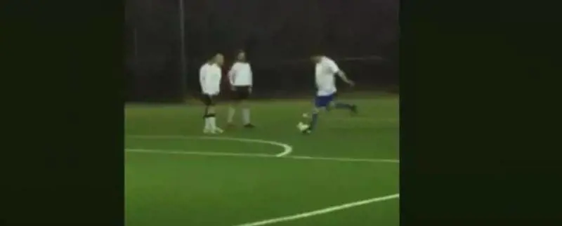 Renzi, partita di calcetto: "È sovrappeso, ma segna"