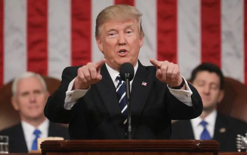 L'artista siriana che abbina le frasi sessiste di Donald Trump agli spot anni '50