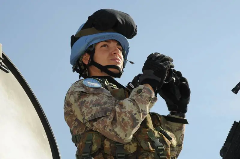 Mimetica e rossetto. L'Esercito delle signore fa la guerra ai pregiudizi