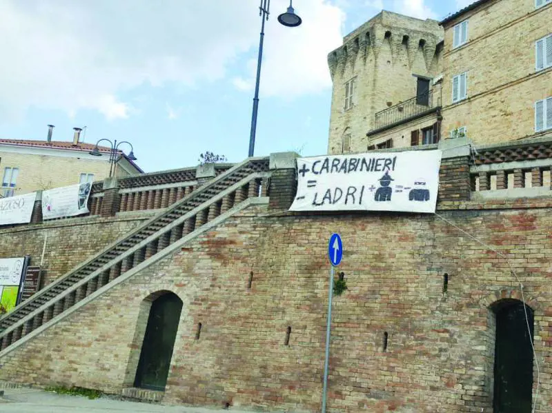 Uccide ladro in fuga: indagato. Ma il paese difende il carabiniere