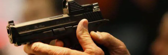 In gioielleria col fucile, rapinatori feriscono il titolare