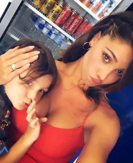 Belen risponde alle critiche: "Sono una brava madre, non metterei mai Santiago in pericolo"