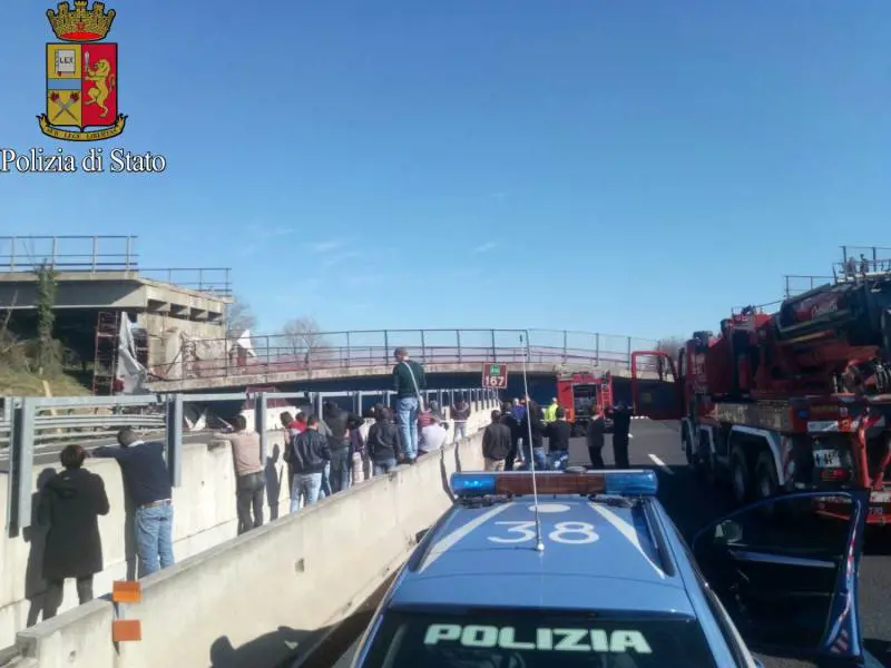 Schiacciati da un ponte lungo l'autostrada: "Assurdo fosse aperta"