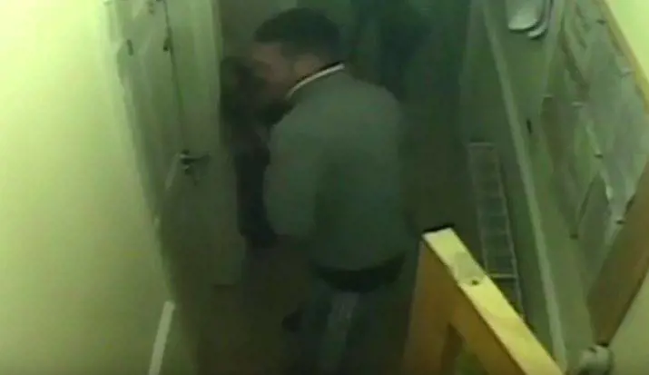 Gb, getta dalle scale la fidanzata per due volte: condannato a 13 anni di carcere