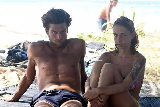 Isola dei Famosi, la voce: "Malena e Simone hanno consumato un rapporto sessuale a metà"