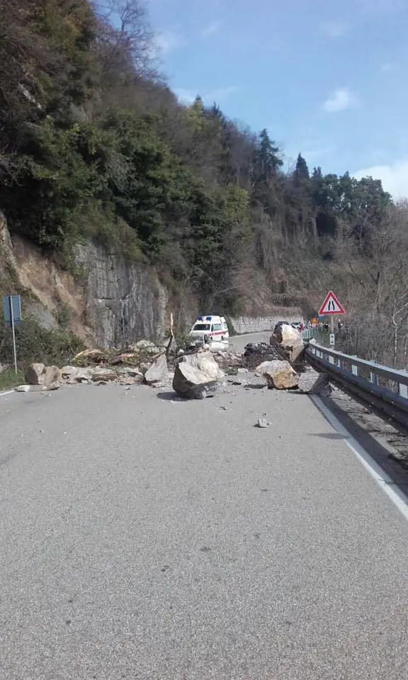 Lago Maggiore, frana sulla Statale: muore un motociclista