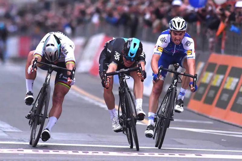 Sagan accende Sanremo ma si spegne in volata E Kwiatkowski lo beffa