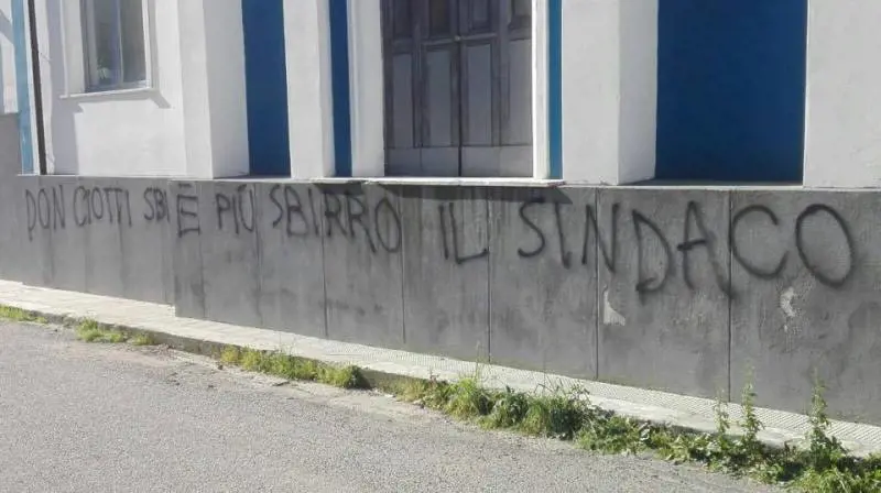 "Don Ciotti sbirro". A Locri gli insulti dopo la visita di Mattarella