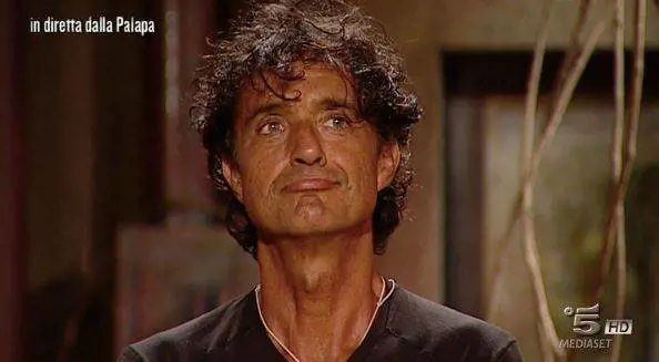Isola dei Famosi, Vladimir Luxuria attacca Giulio Base: "Comportamento da paraculage"