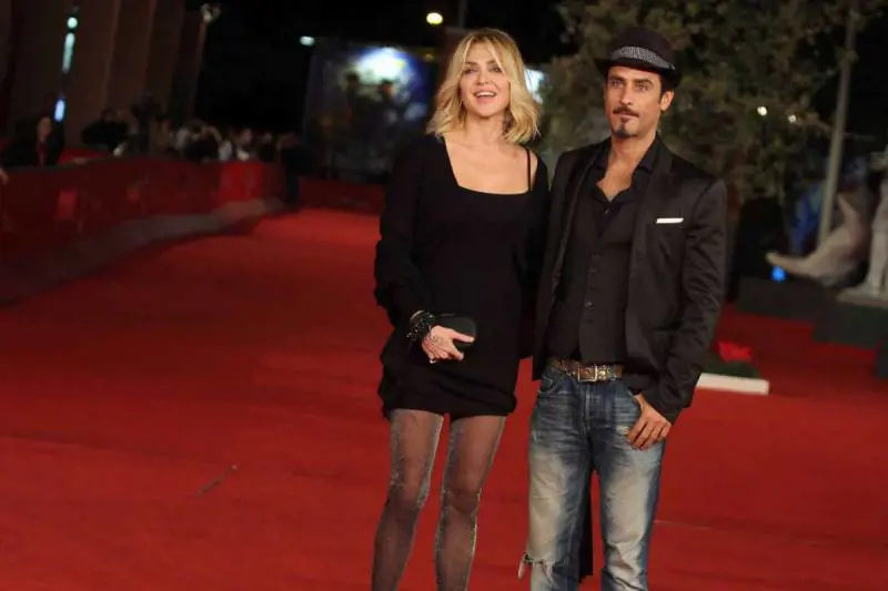 Isola 2017: Raz Degan trasformato da Paola Barale