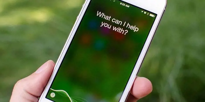 Gran Bretagna, bimbo di 4 anni salva la mamma grazie a Siri