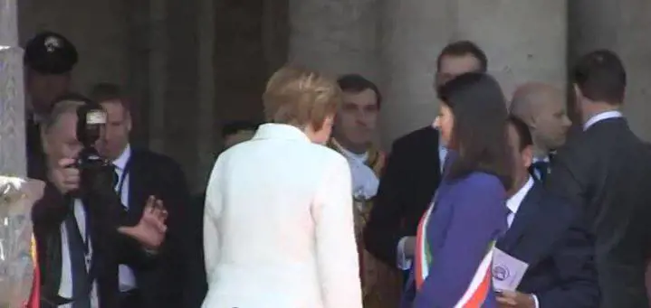La Merkel alla Raggi: "Lei è il sindaco presumo..."