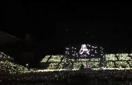Adele dedica una canzone alle vittime di Londra: "Vorrei tornare a casa e stare con la mia famiglia"