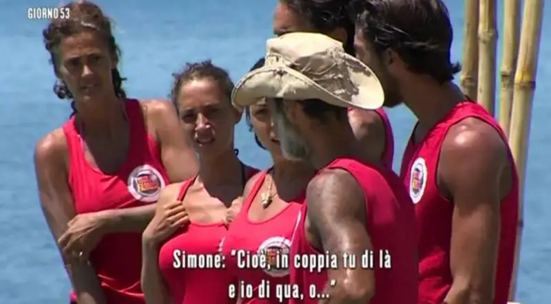 Isola dei Famosi, Raz perde il consenso del gruppo a causa di una cotoletta