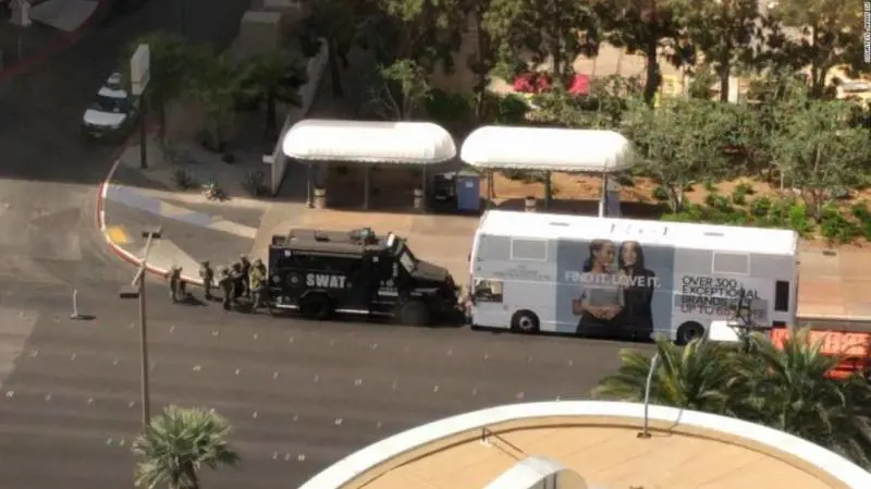 Paura e morte a Las Vegas: spara e si barrica nell'autobus
