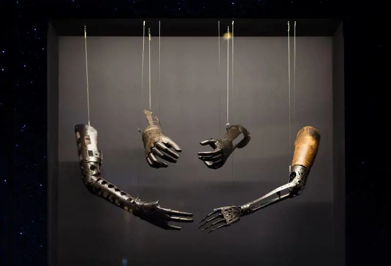 Protesi di braccio per robot alla mostra Robots a Londra