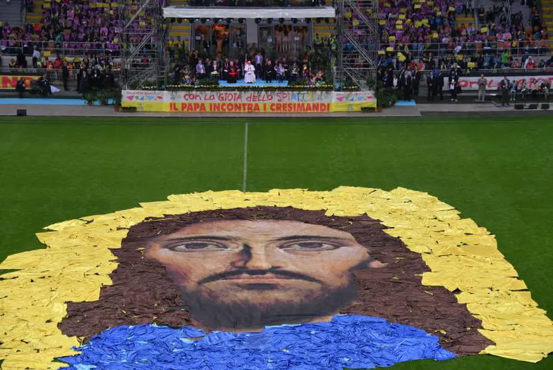 E il piccolo Davide  "interroga" Bergoglio