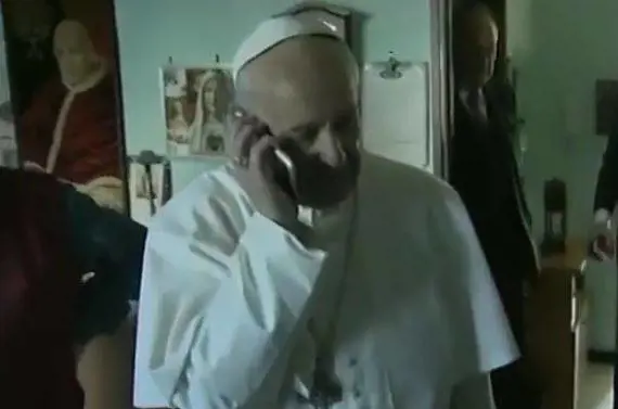 Selfie, baci e scherzi: ecco a voi il Papa della porta accanto