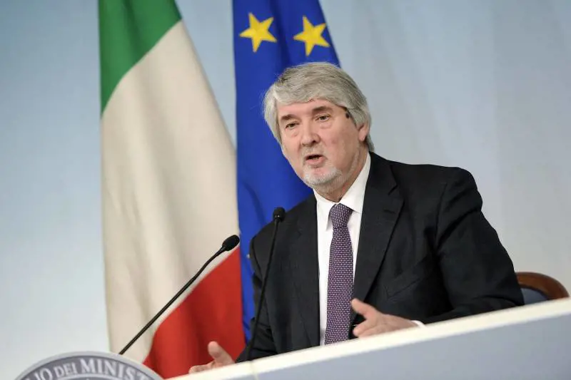 'Il cv? Meglio giocare a calcetto' Chieste le dimissioni di Poletti