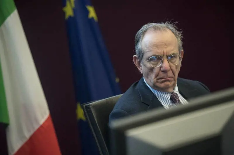 "In autunno sarà dura": la previsione di Padoan sull'inflazione