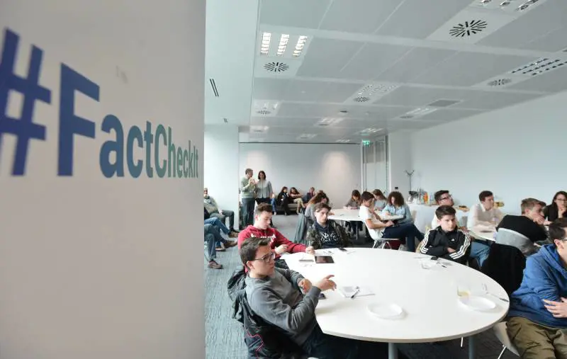 I ragazzi vanno all'accademia per smascherare le "bufale"