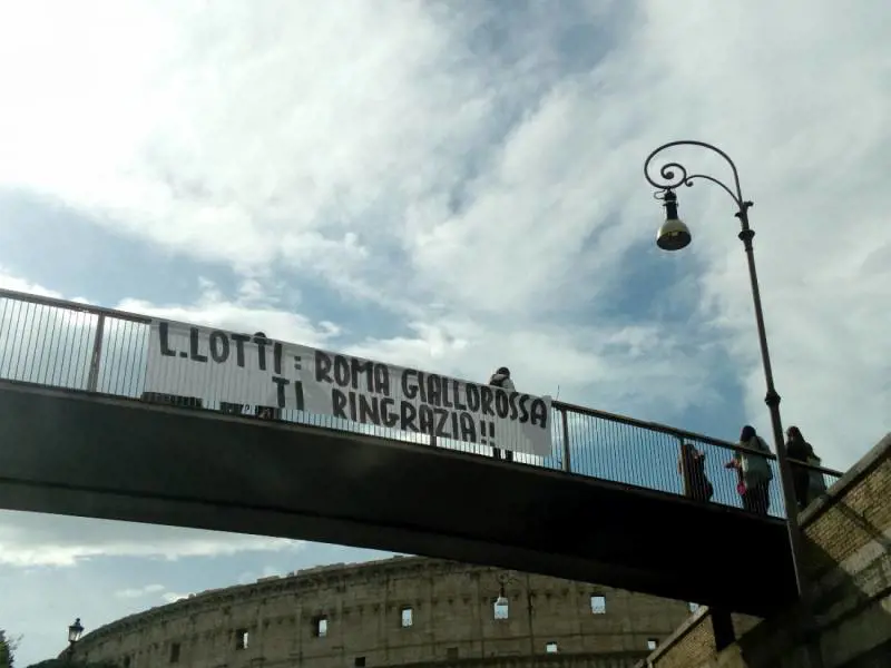 Gli ultras della Roma ringraziano Lotti con due striscioni