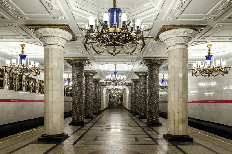 La metropolitana di San Pietroburgo, un gioiello sovietico con 5 linee