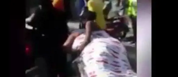 Resta incastrato nella vagina. Amanti trascinati nudi in strada