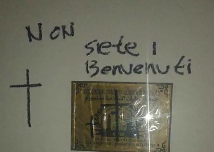 Croci e scritte sulla moschea: "Non siete i benvenuti in Italia"